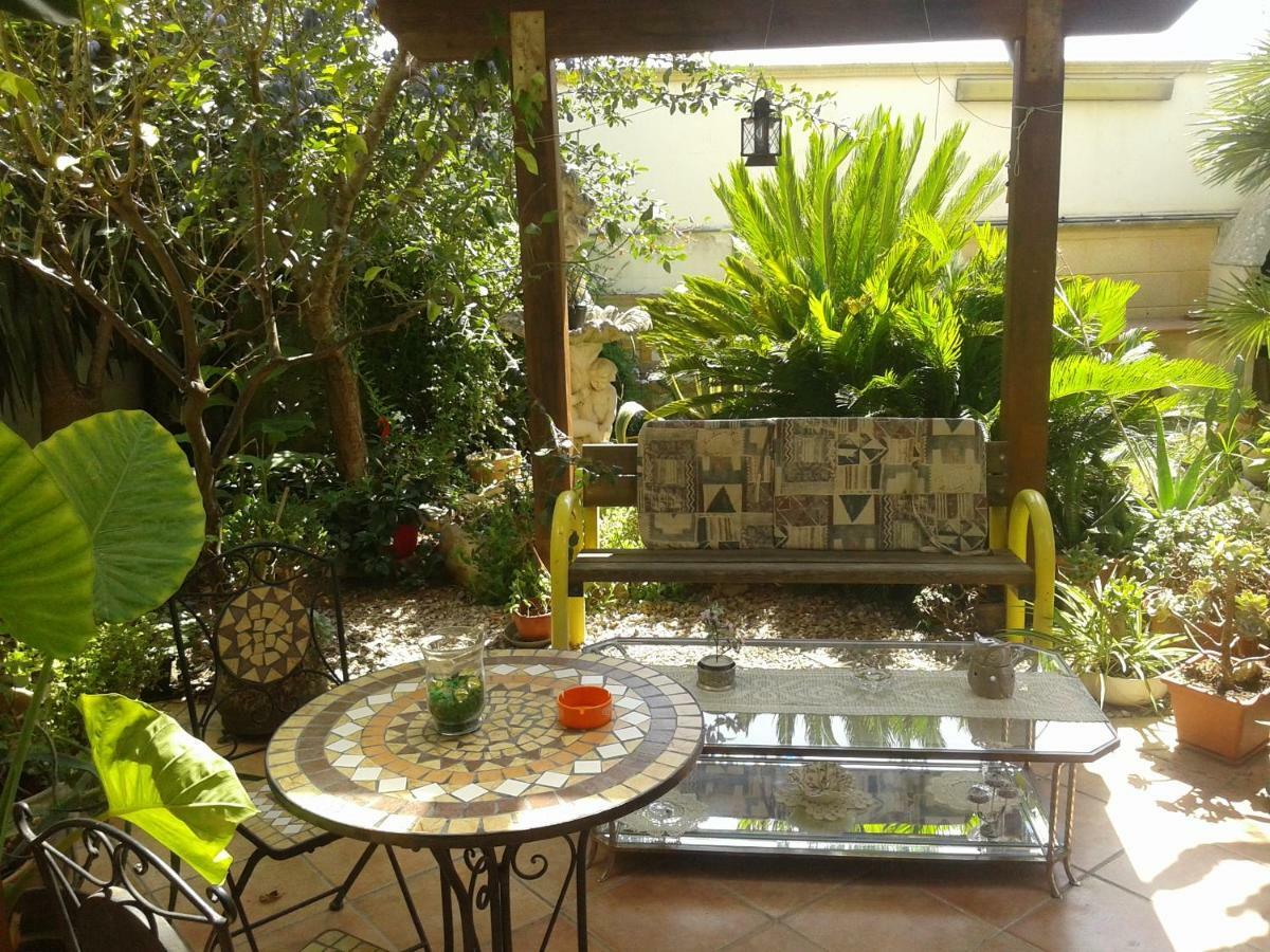 B&B Tra I Mari Del Salento เลชเช ภายนอก รูปภาพ