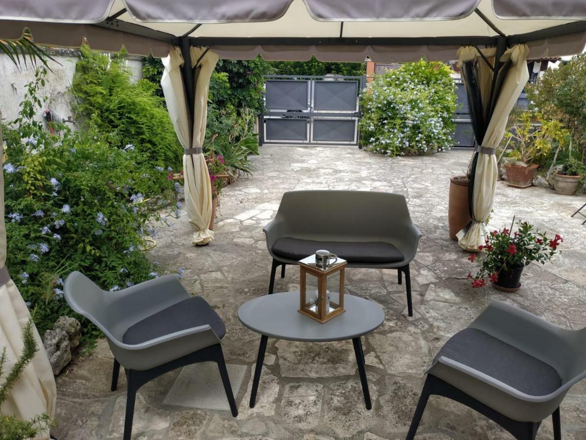 B&B Tra I Mari Del Salento เลชเช ภายนอก รูปภาพ
